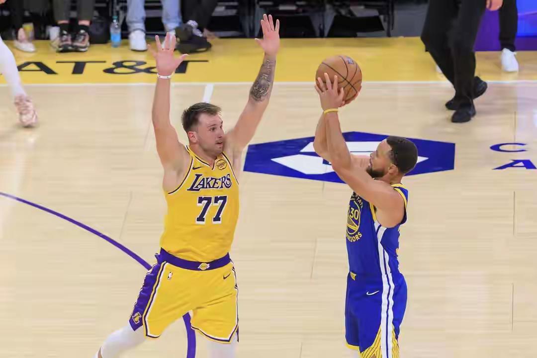 NBA揭幕战：湖人输了，火箭双加时也输了！詹皇缺阵东契奇空砍43+12+9大比分