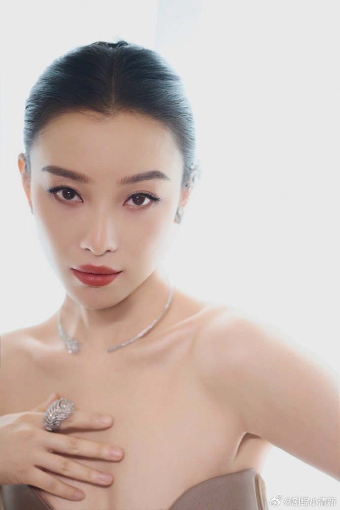 倪妮 大光明大红唇的杀伤力 当别人在追求繁复造型时，倪妮用大光明和大红唇证明了“