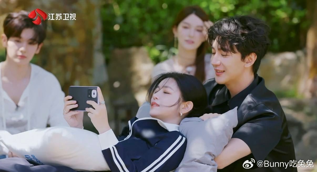 陈妍希床上玩手机姿势得到中医认可 国医少年志 别再歪着脖子卧床刷手机啦，陈妍希四