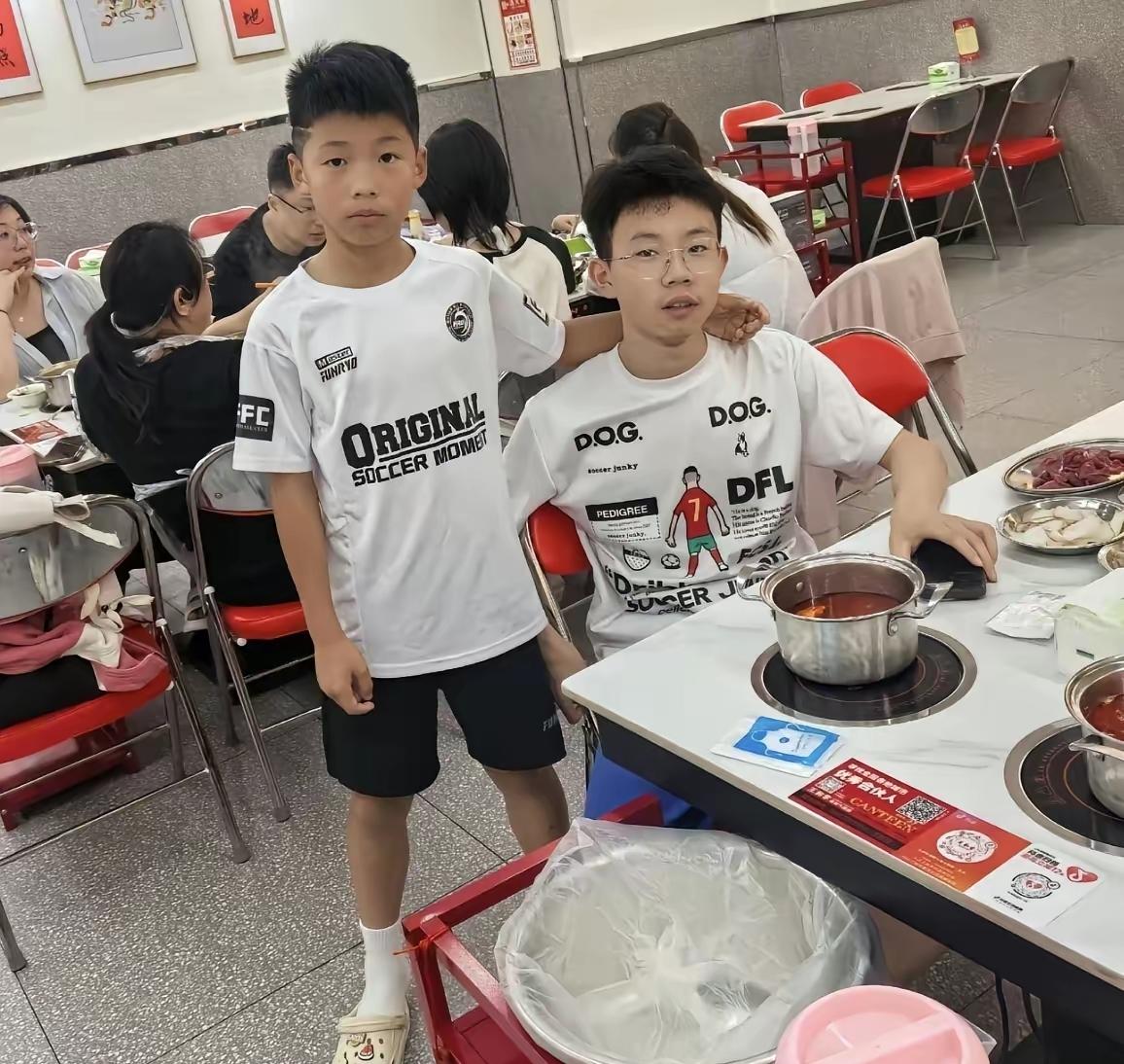 孟新艺和亲哥哥站一块儿，俩人完全是不同的气质啊。
这回信了孟爸说的，孟新艺去学武