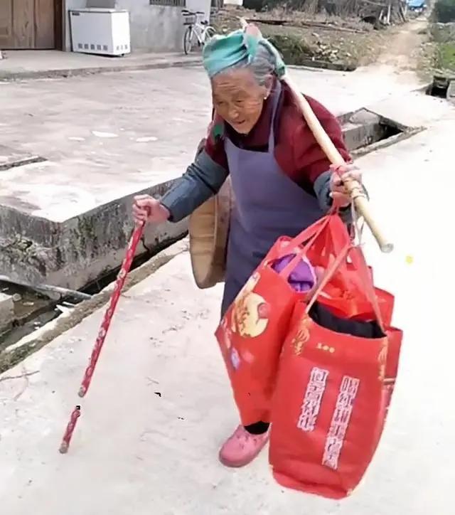 真是悲催呀！80多岁的老人有两个儿子，在两个儿子家养老，一个儿子家一个月，换着来