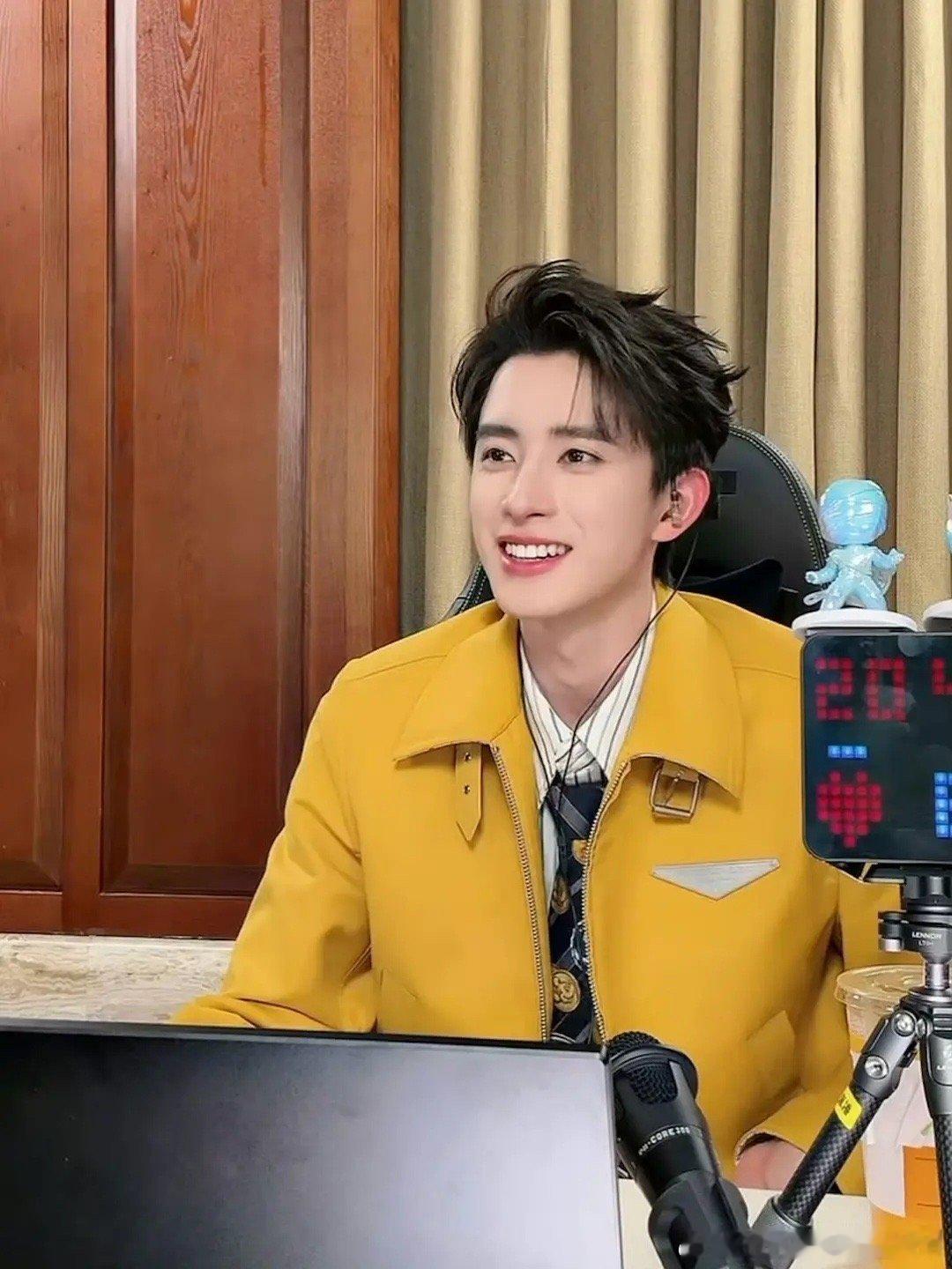 敖瑞鹏今天直播截图，好帅 