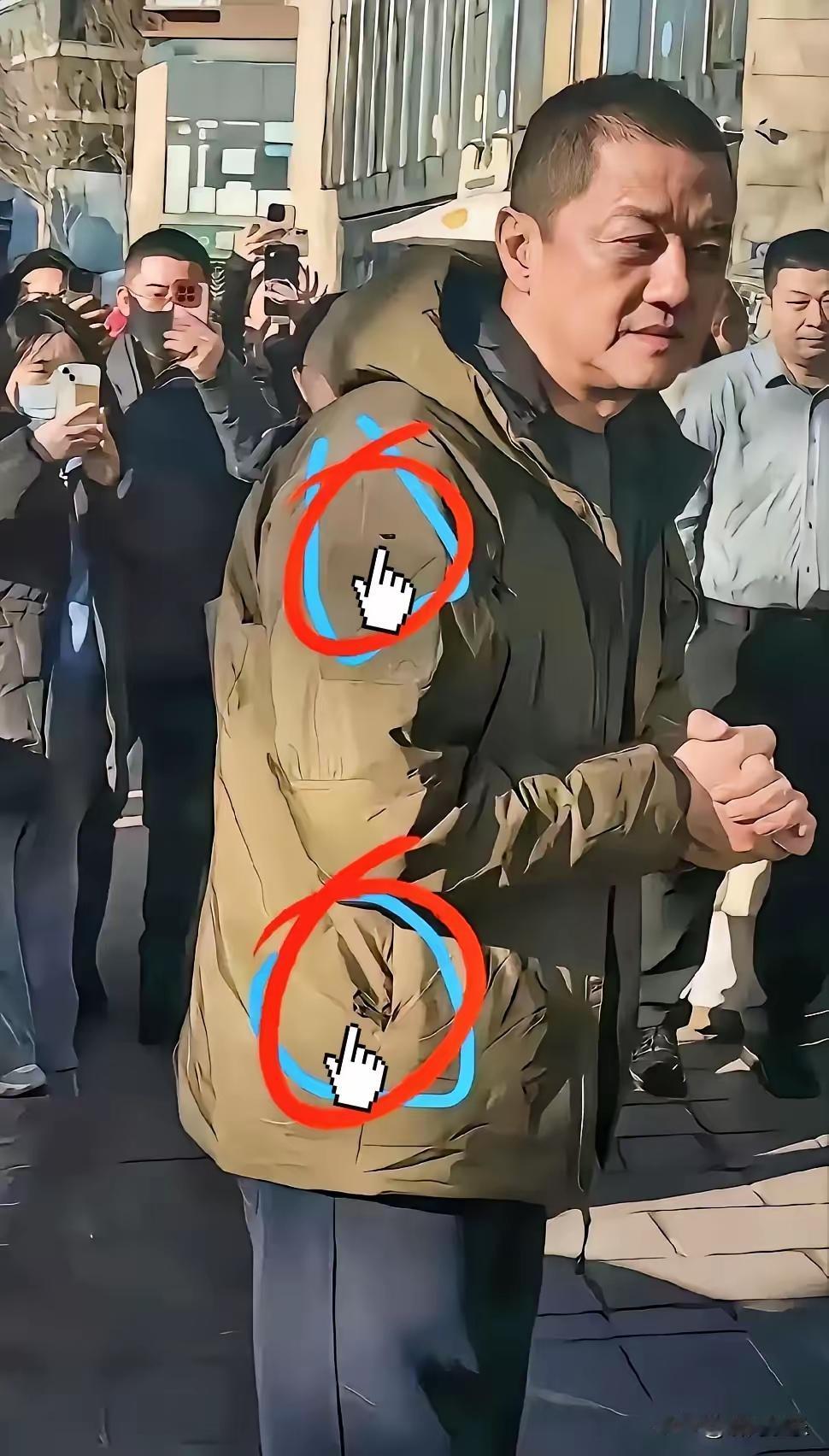 李亚鹏穿了件带破洞的旧T恤。
 
这镜头刚冒出来，好些人脑子里估计就跳出几个词：