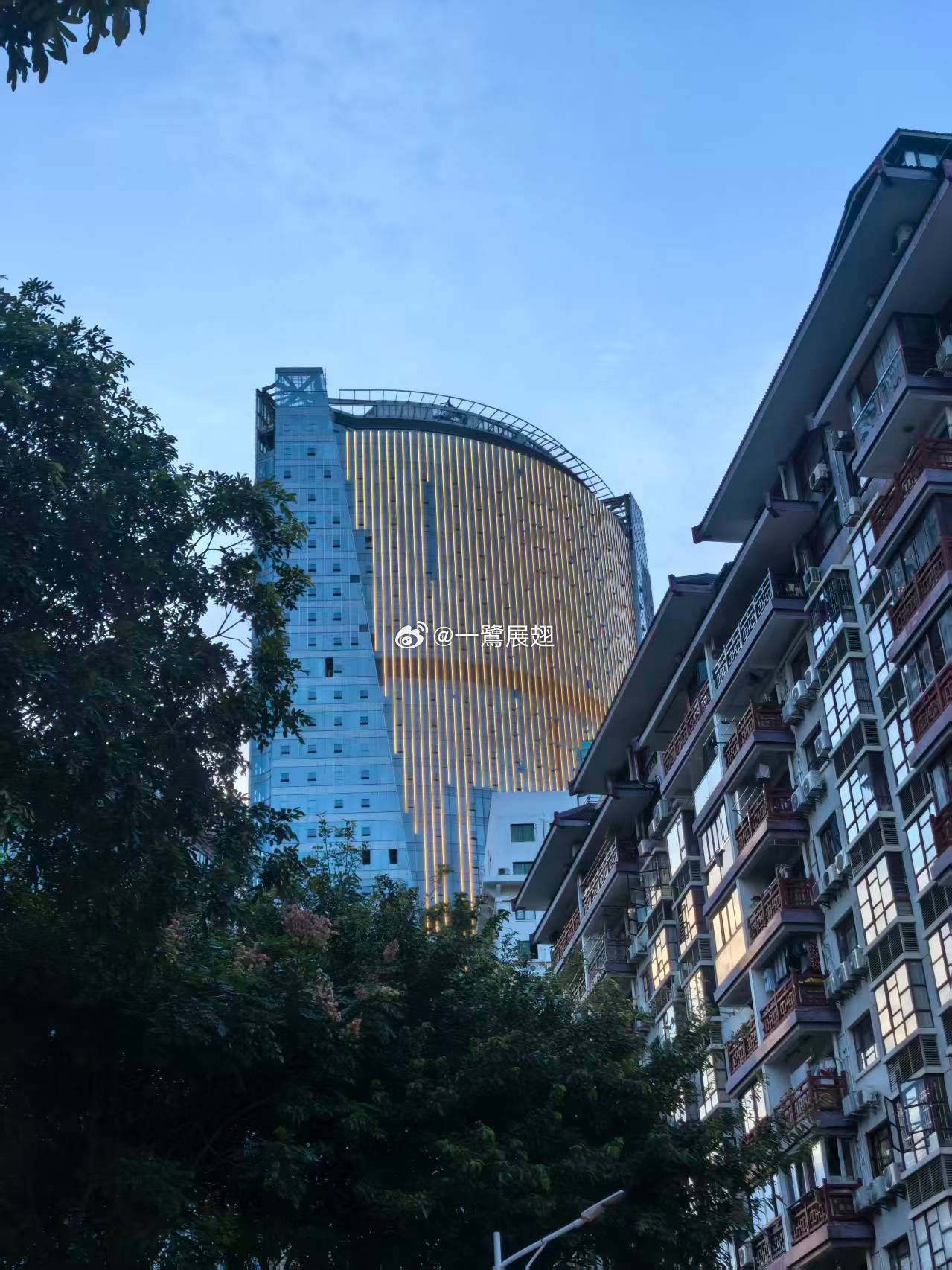 所以说鹭江道的项目，宁缺毋滥，盖了一个严重审美倒退落后于时代的建筑物。[笑cry