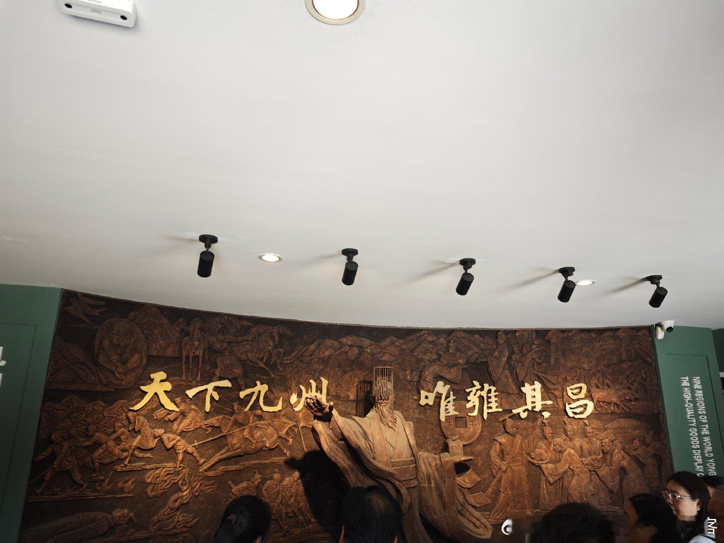白衣刷展  凤翔区博物馆小虽小，不大的二层楼，但精品真是不少，最重要的肯定是周秦