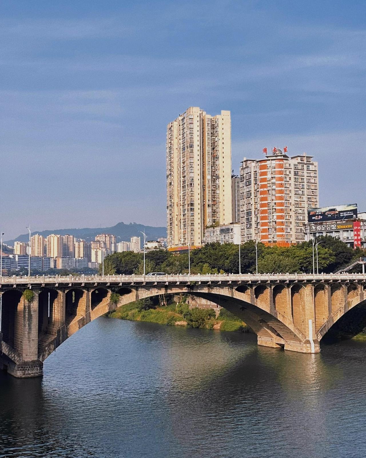 从南充到巴中，这是我第二次来巴中。

巴中是去年五一的时候来过一次，在巴中住了几