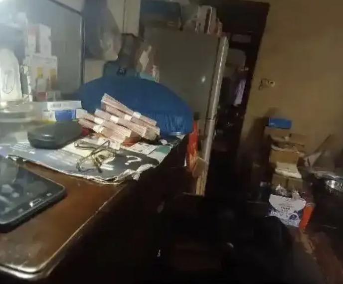 人为财死，鸟为食亡！这句话在上海的一位阿姨身上上演了！
这位阿姨姓郑，她是家里的