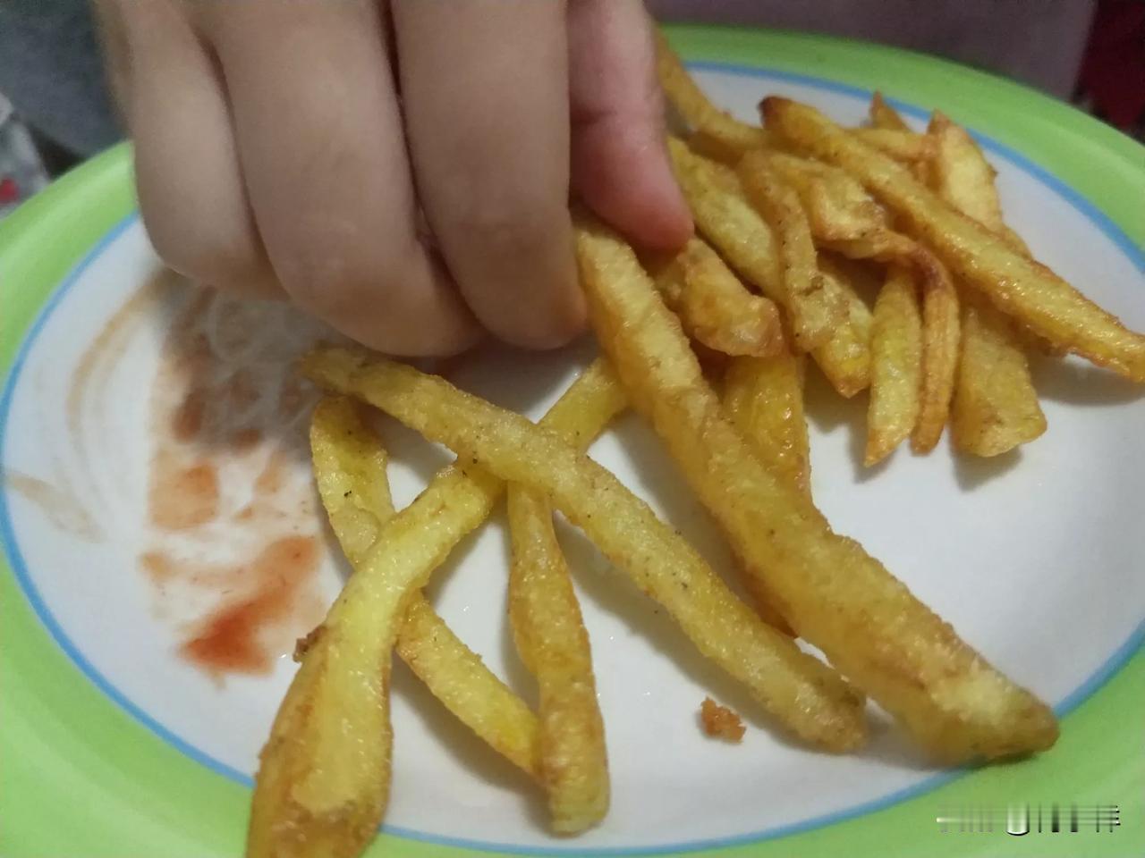 每到放学时间，总能看到学校门口推着车子的大爷大妈，烤红薯的香味由远及近。让人忍不
