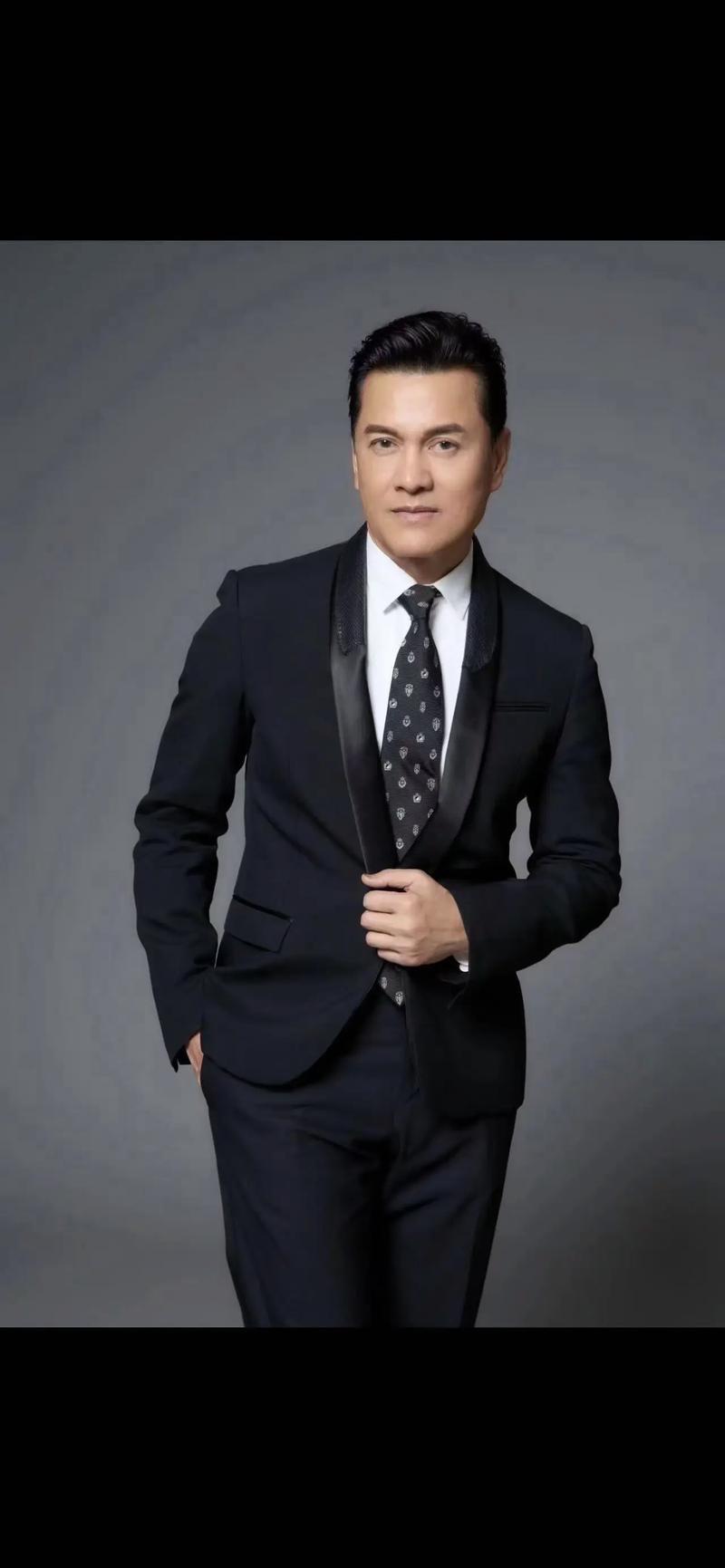 吕良伟结过三次婚，一婚周海妹、二婚邝美云，因为性格不合，都已离婚收场。97年金融