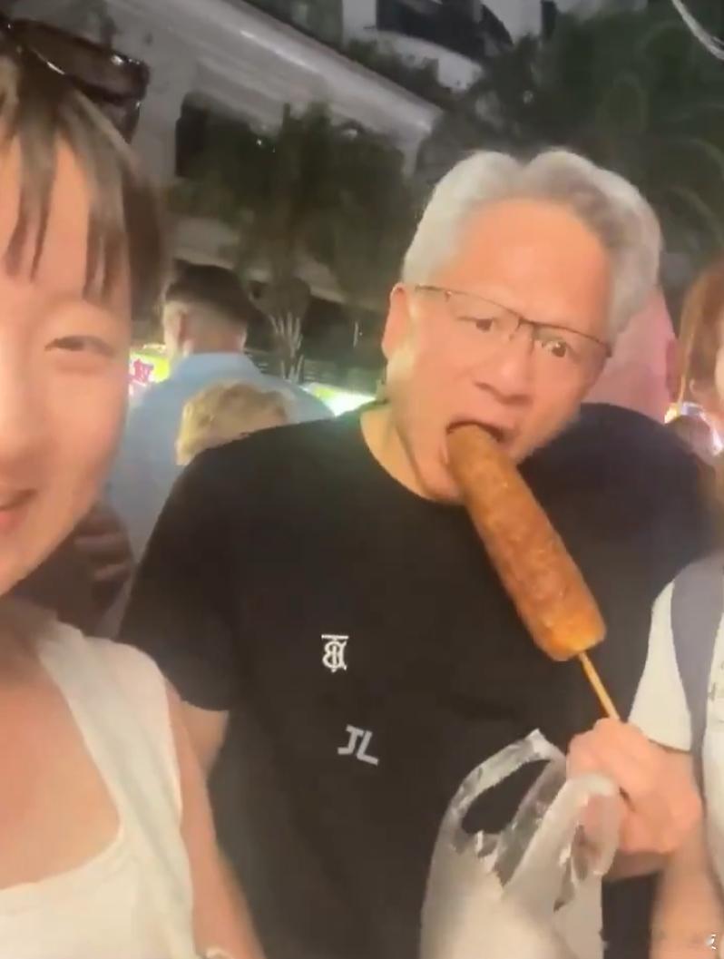 黄仁勋为插队买烤玉米给全场买单 黄仁勋想不排队快速吃到烤玉米，给全场买单了。这就