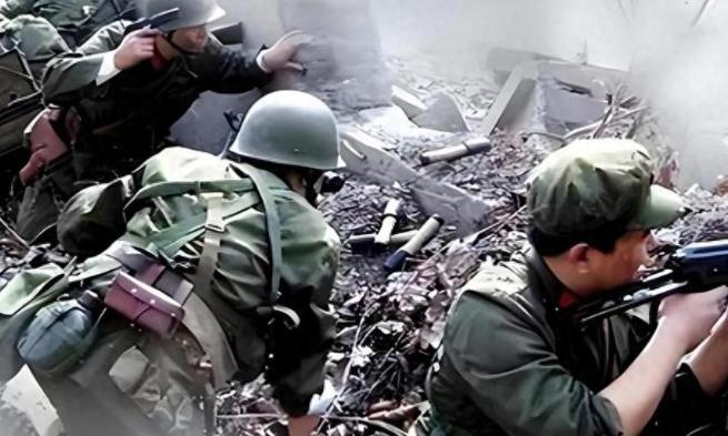 1951年，朝鲜战场上，一个志愿军小战士，不幸被美国大兵抓住，他背着大刀，满脸污