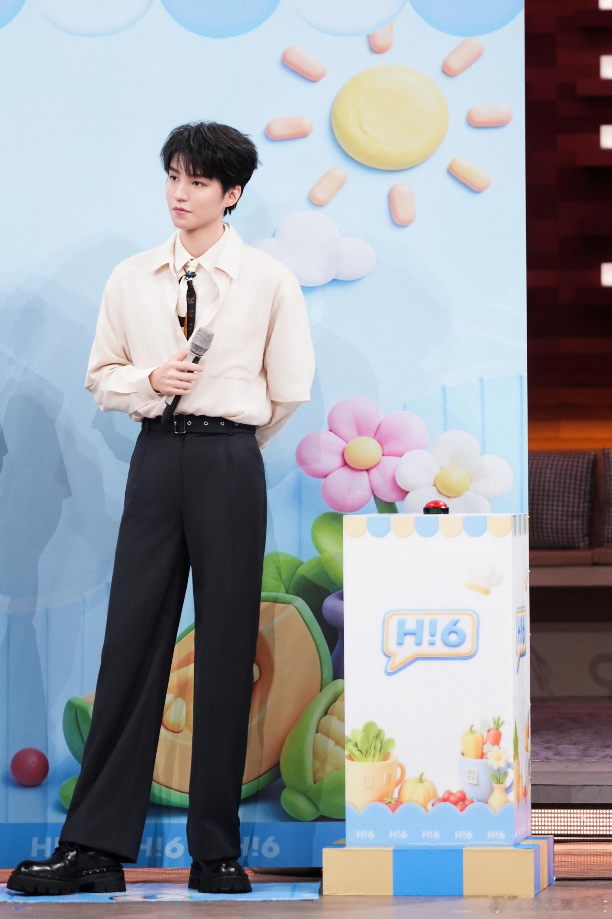 王俊凯白色话筒 你好星期六舞台上，王俊凯携定制话筒小白登台演唱新歌。专属logo