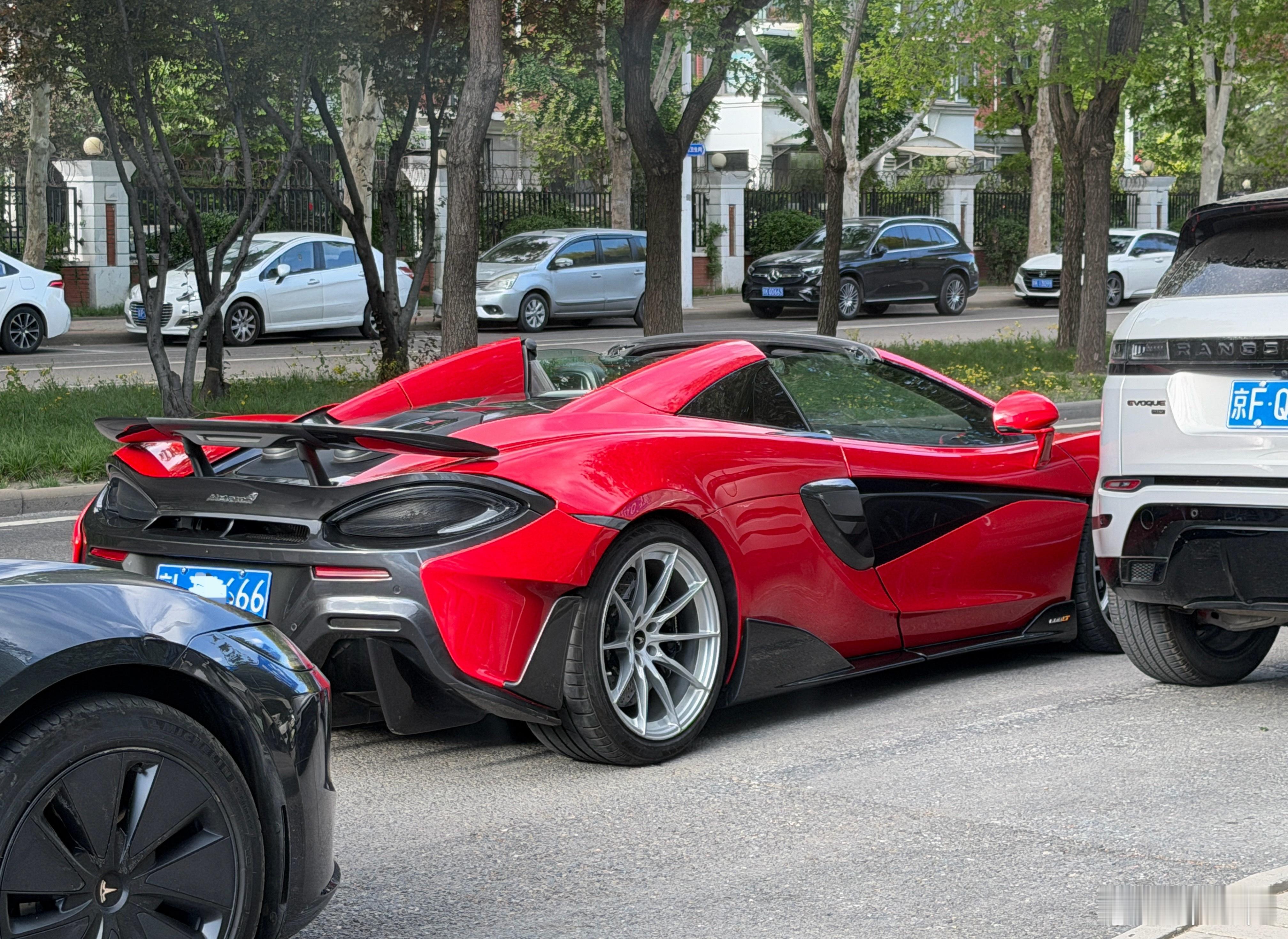 我儿子说他们幼儿园有家长开跑车接小朋友今天我接孩子看见了，迈凯轮600LT Sp