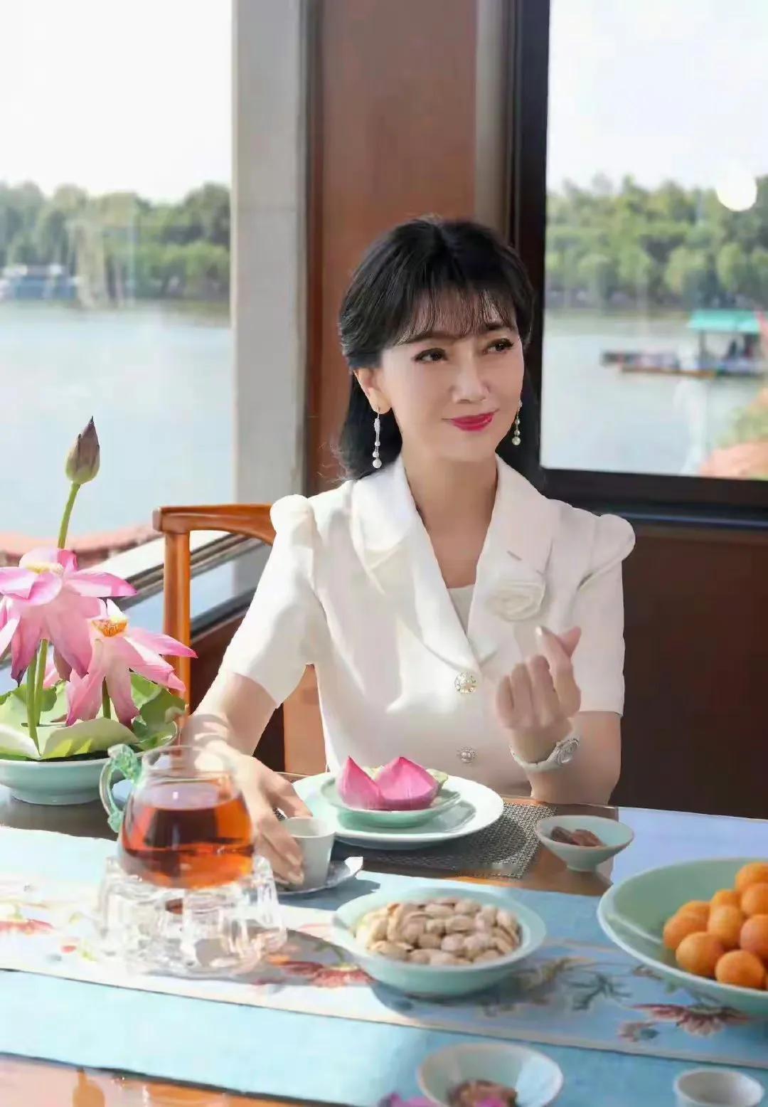 该老不老，事必有妖，70岁的赵雅芝，修炼成精终成仙，比起那些断崖式衰老老的人，她