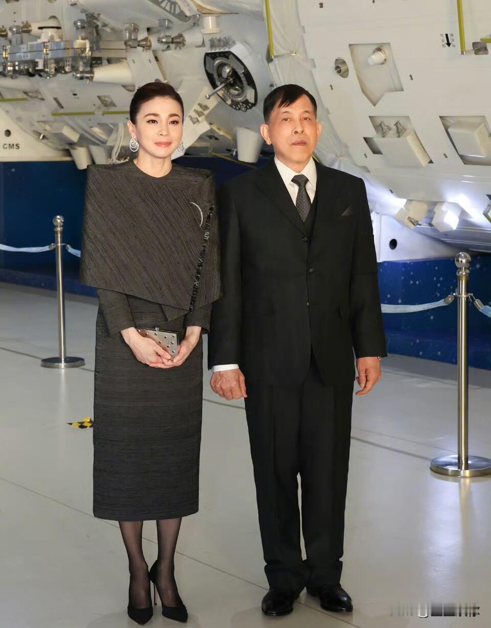 泰国王后早年做空姐时的外形，和如今王室状态判若两人。不得不承认金钱和圈层滋养真的