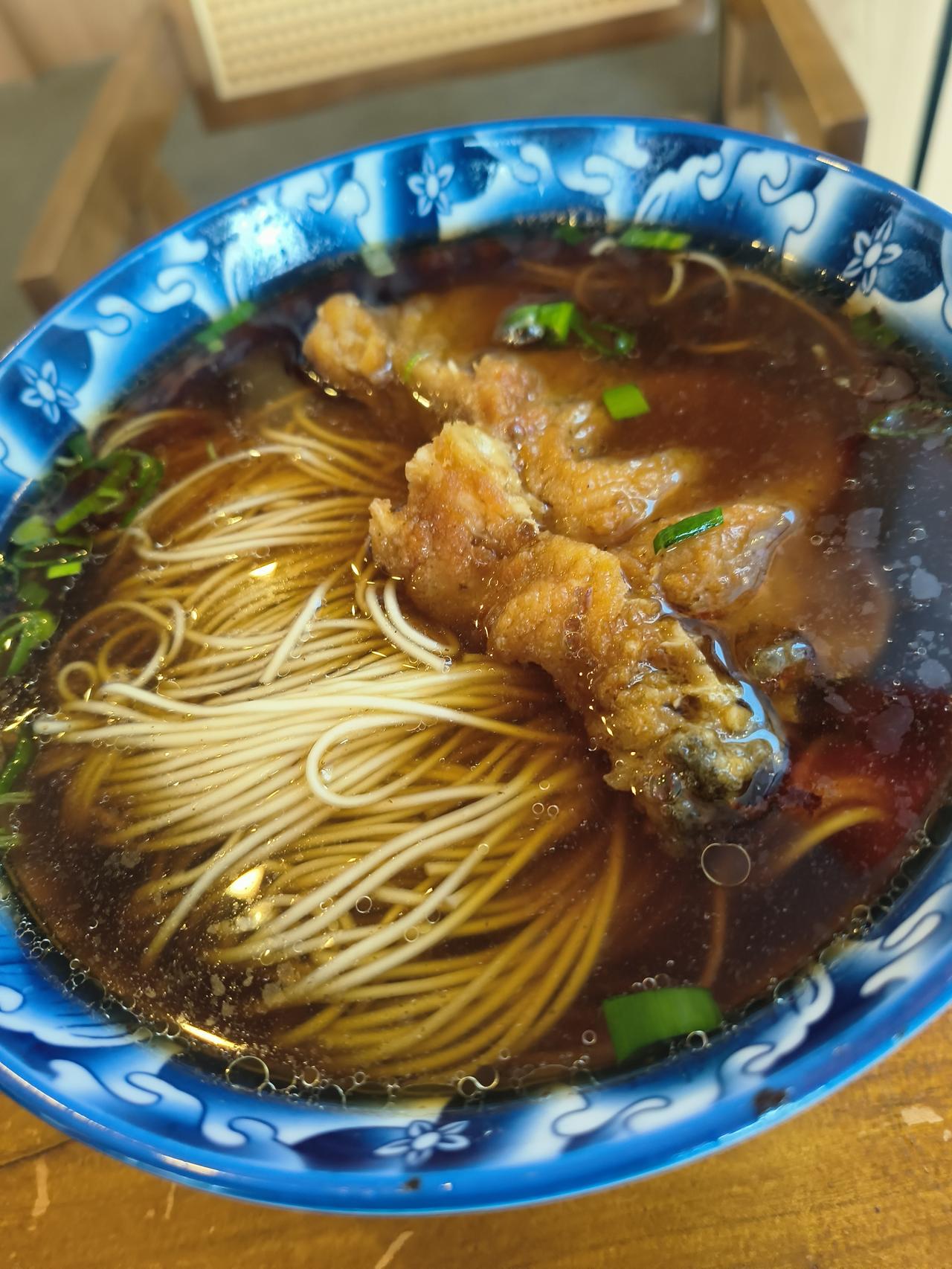 苏州昆山奥灶面，是面食界的一宝，好吃就在于奥灶面的汤头，熬制的汤味道极其鲜美，浓