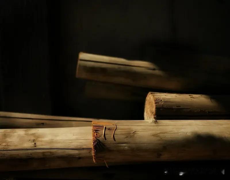 “泪落无声藏心痛”，这上联把那种默默承受痛苦的感觉写绝了。我试着对个“情殇有梦寄