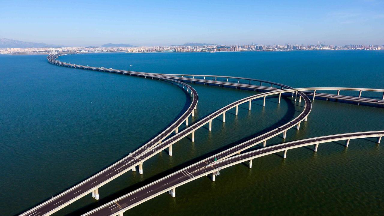 王铎：听说青岛跨海大桥和海底隧道都不收费了。我举双手赞成！
这就是青岛人的胸怀，
