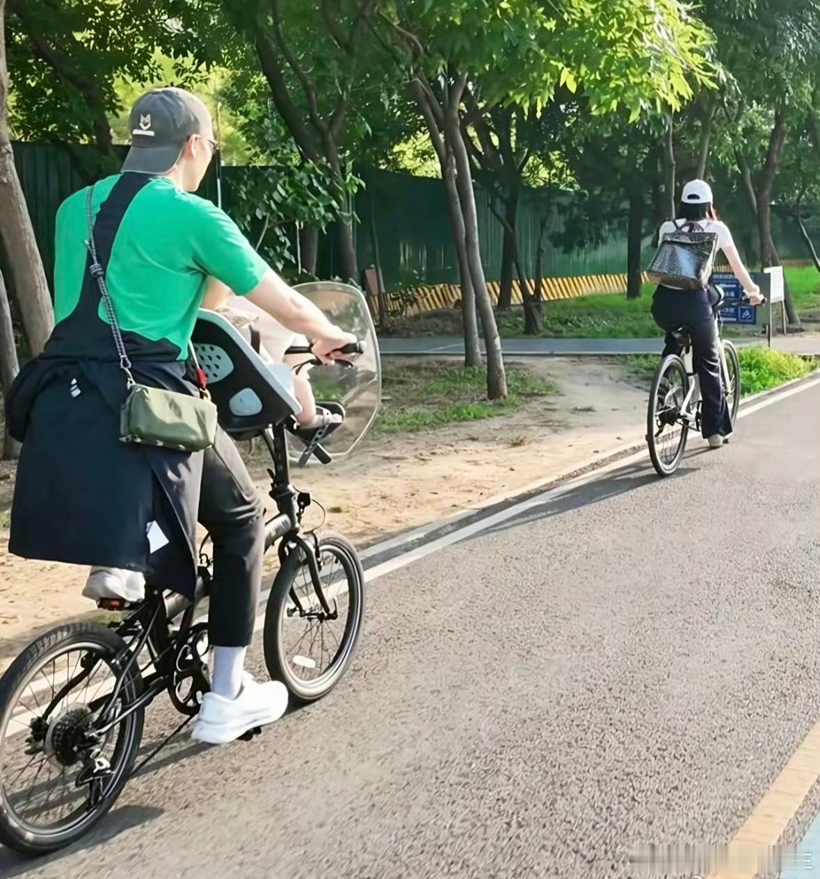 陈伟霆何穗带儿子骑车陈伟霆何穗带娃骑车 陈伟霆何穗带儿子骑车，小Win皮肤白到发