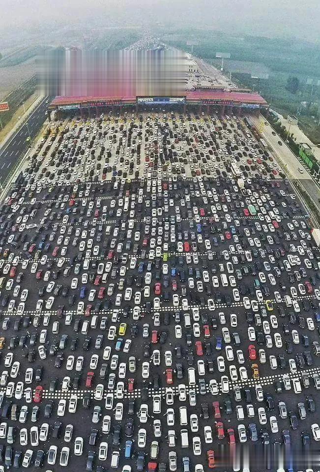 五一出门要是这样堵在高速路收费站你还有心情玩吗？节假日出远门玩简直是受罪，但是平