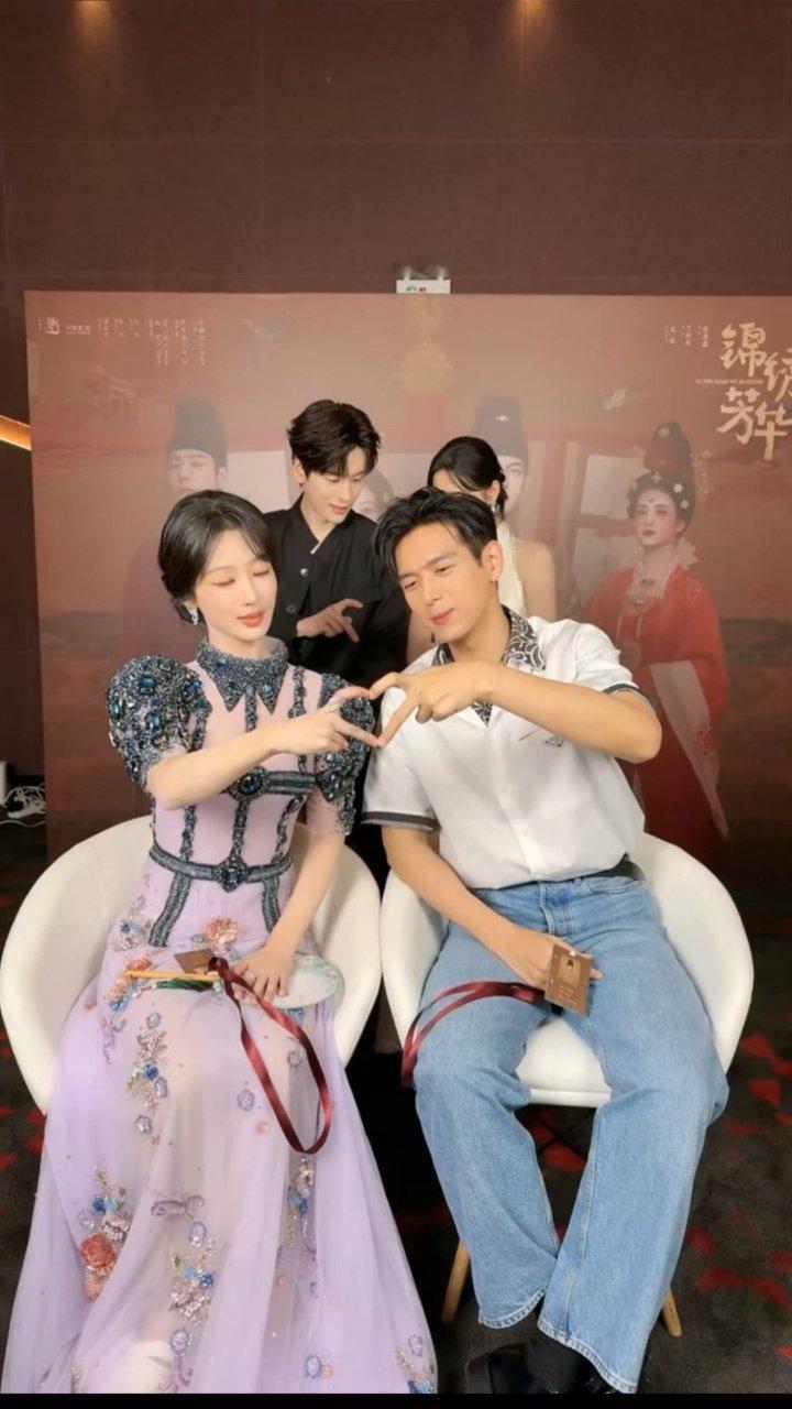 杨紫李现比心三连拍李现教杨紫手指比心哈哈哈哈李现教杨紫手指比心 ​​​