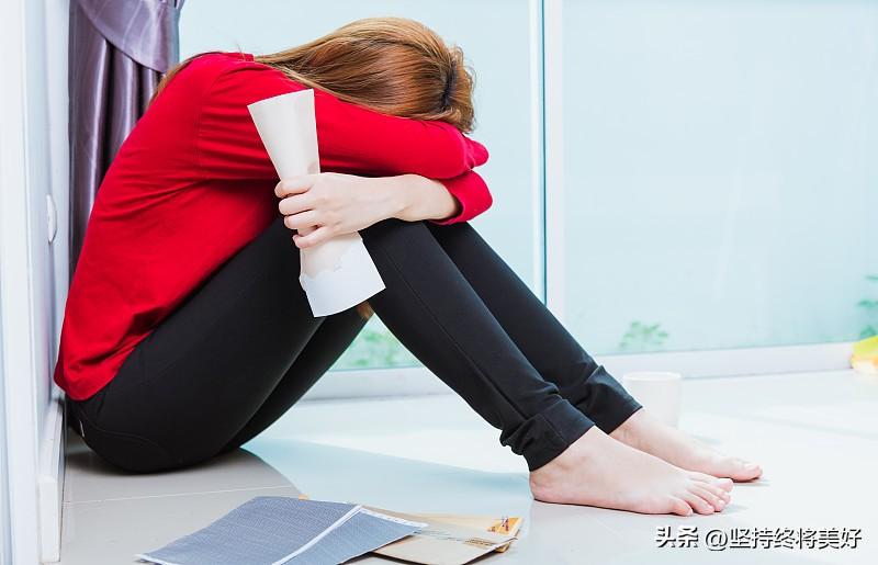突然感觉活着很累？若符合4个条件，别忽视，可能是抑郁在靠近

明明一切正常，却笑