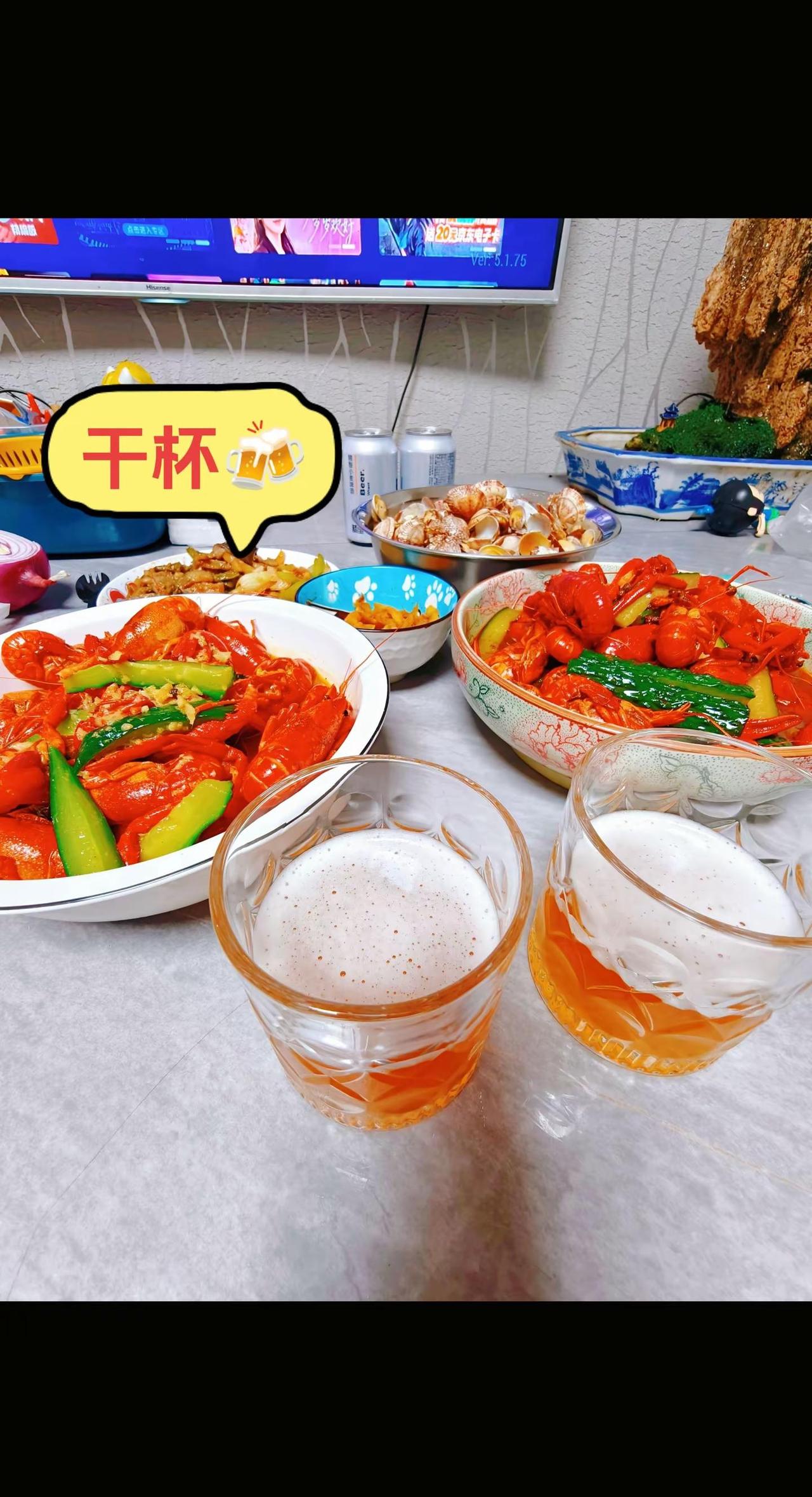 酒量是差的，爱喝是假的，只有氛围是真的，若没有一点爱好，拿什么治愈这个疲惫又琐碎