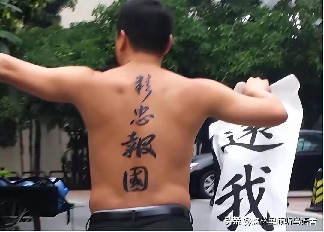 2011年底，一个中国男人在东京凌晨四点翻墙闯入靖国神社，点燃了那扇供奉战犯的大