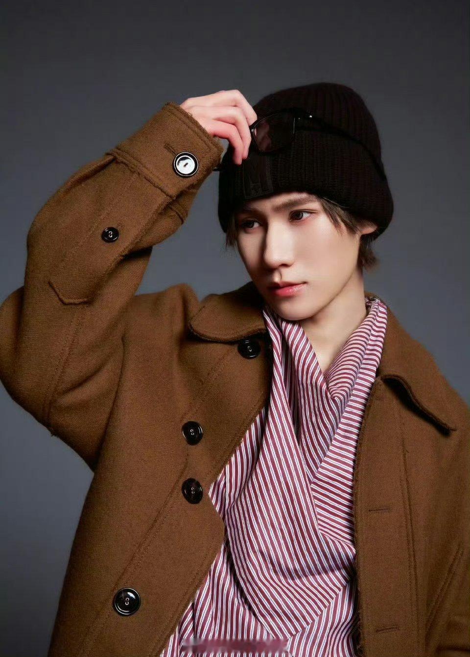 张真源这身造型驾驭的可真好，果然时尚的完成度靠脸