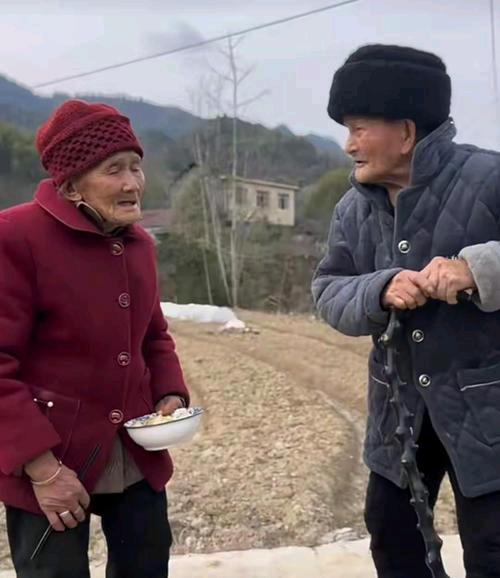 现在人们尤其是在老年人群中比较流行的一句话，就是儿女长大参加工作、成家后，身居国