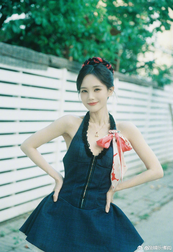 李一桐漂亮的脸旁边还是漂亮的脸谁懂啊！李一桐旁边明明也是大美女，可她往那儿一坐，