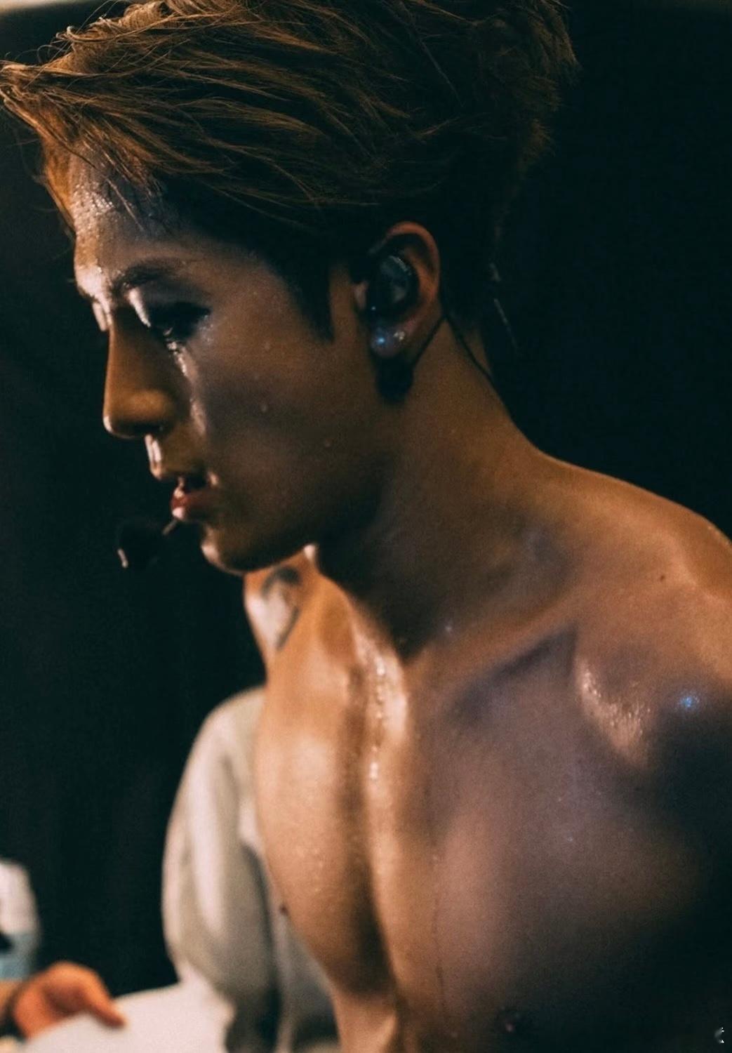 王嘉尔曝自己解决生理需求自己解决真的很丢人 连最低级的欲望都控制不了 如何掌控自