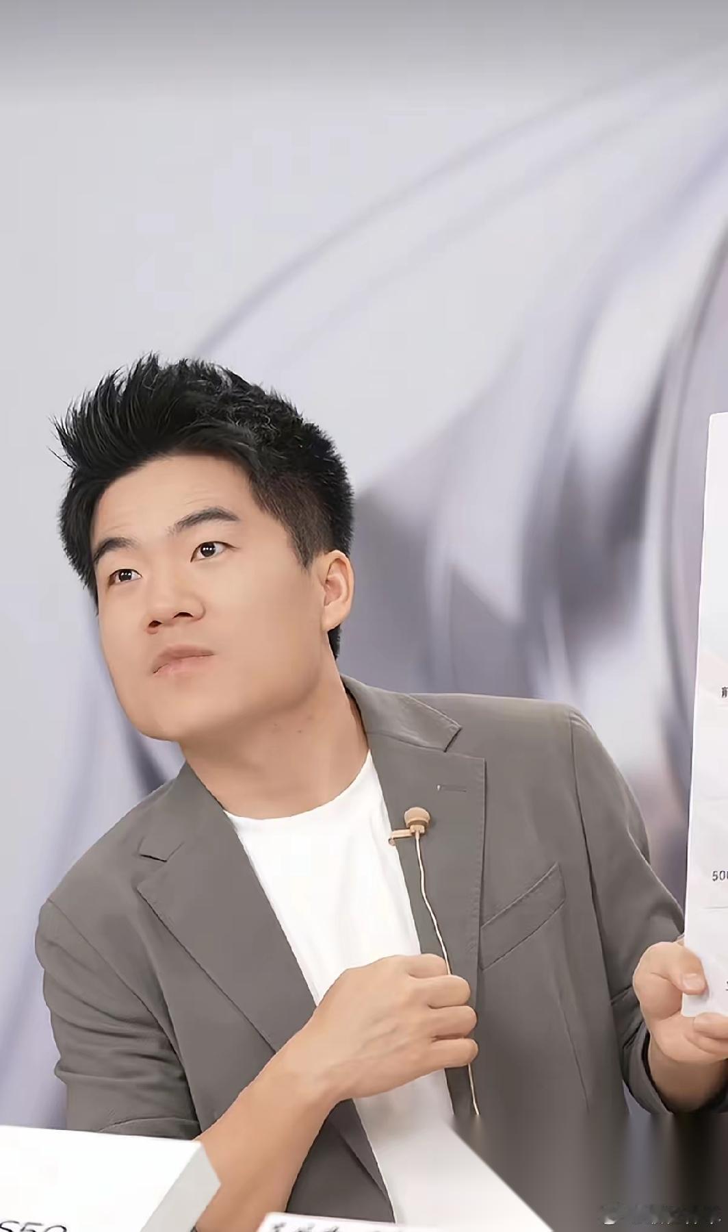 董宇辉说“没钱了就不发了”，员工听完反而更想跟着他干。 为什么？因为这句话背后，