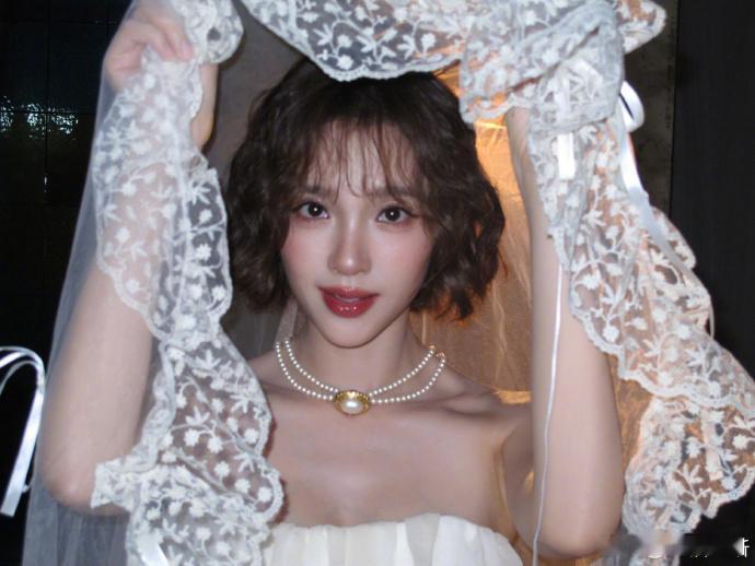 唐艺昕旧时光里的珍珠美人唐艺昕卷发与珍珠的浪漫邂逅层层珍珠缠绕肩头，暖光落在脸庞