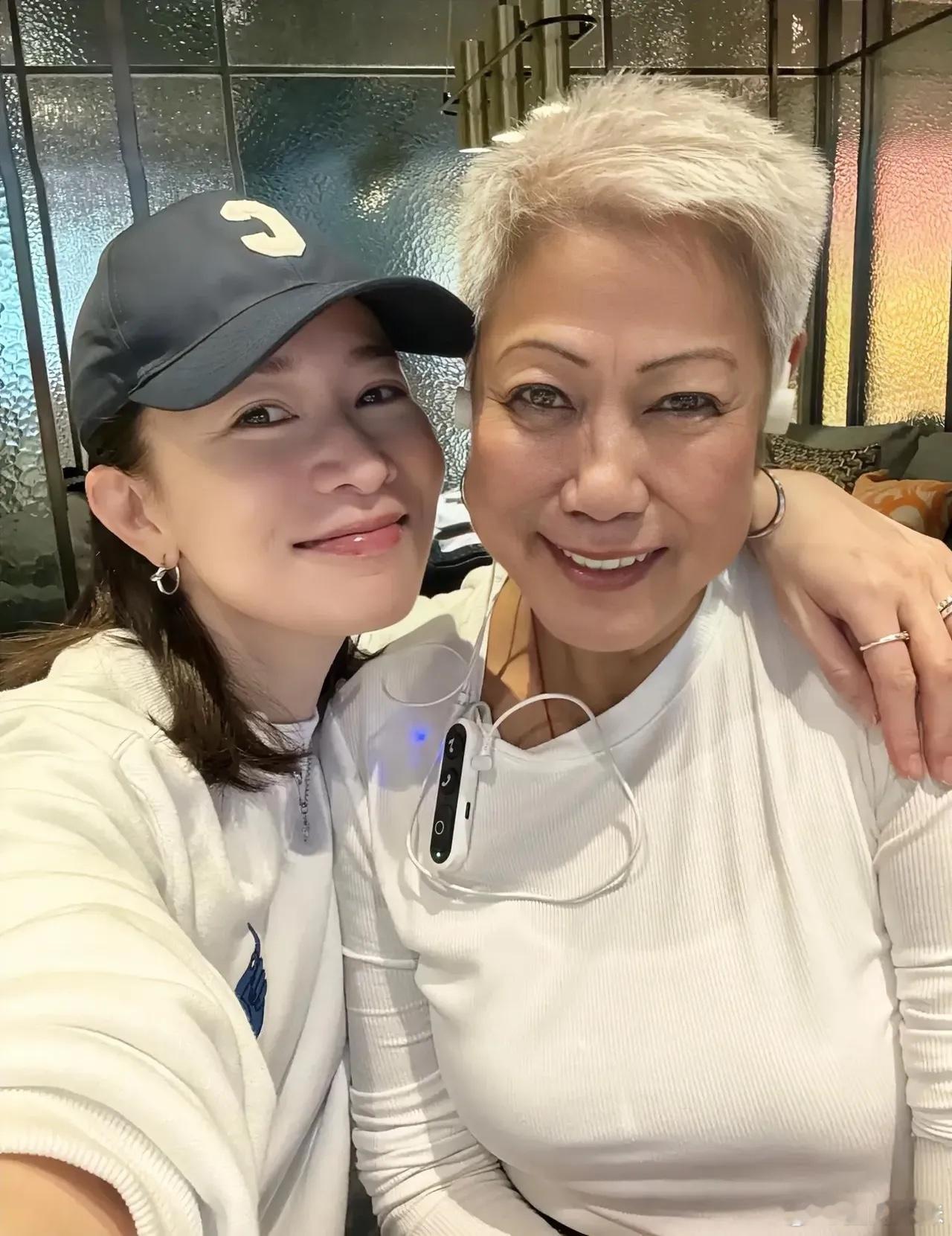 佘诗曼跟妈妈合照感觉佘诗曼应该更像爸爸多一点，妈妈的长相有种混血感，佘诗曼是很明