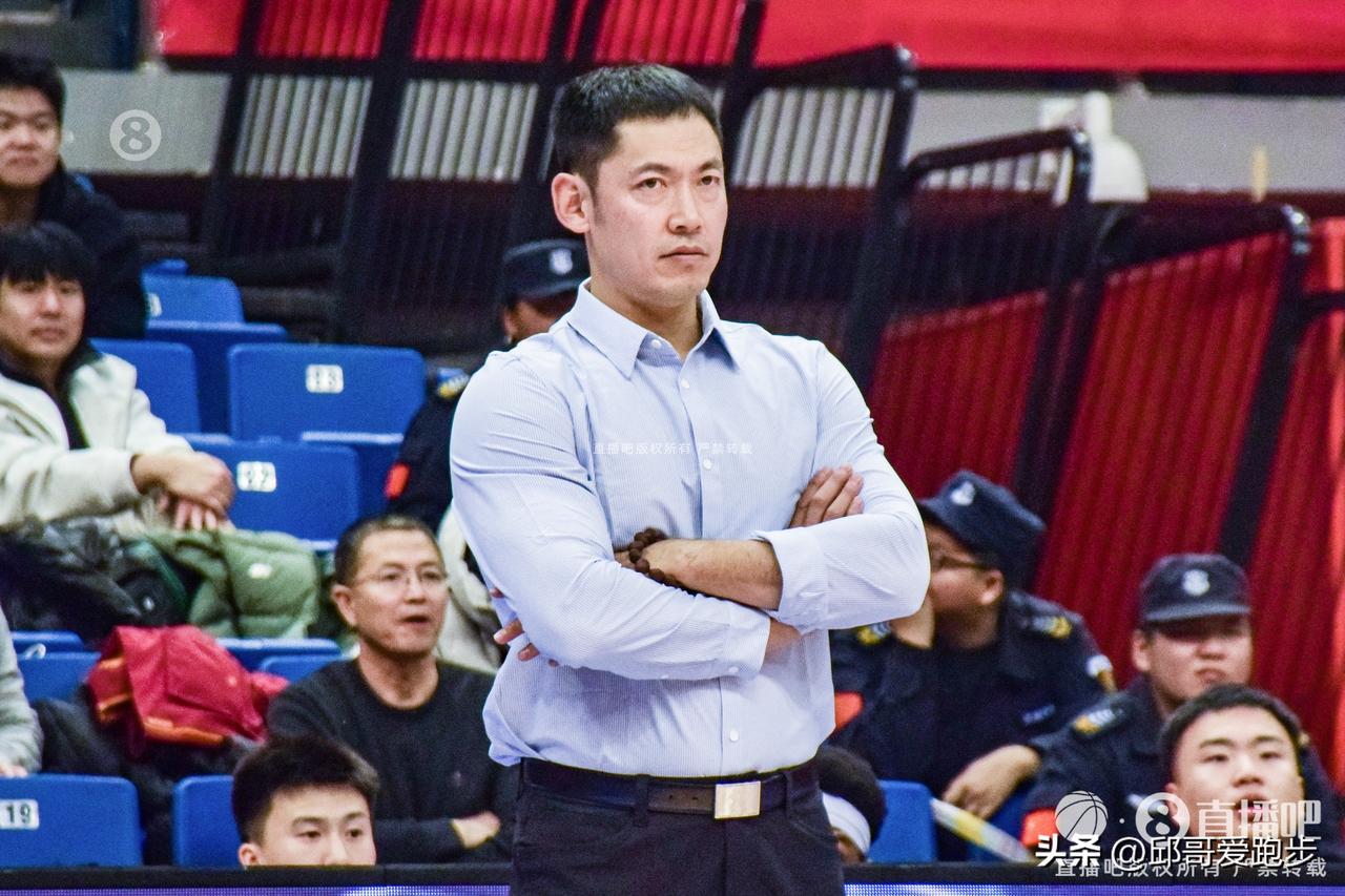 上个赛季北控还27胜9负打进季后赛！
本赛季13胜18负！基本快无缘季后赛了！