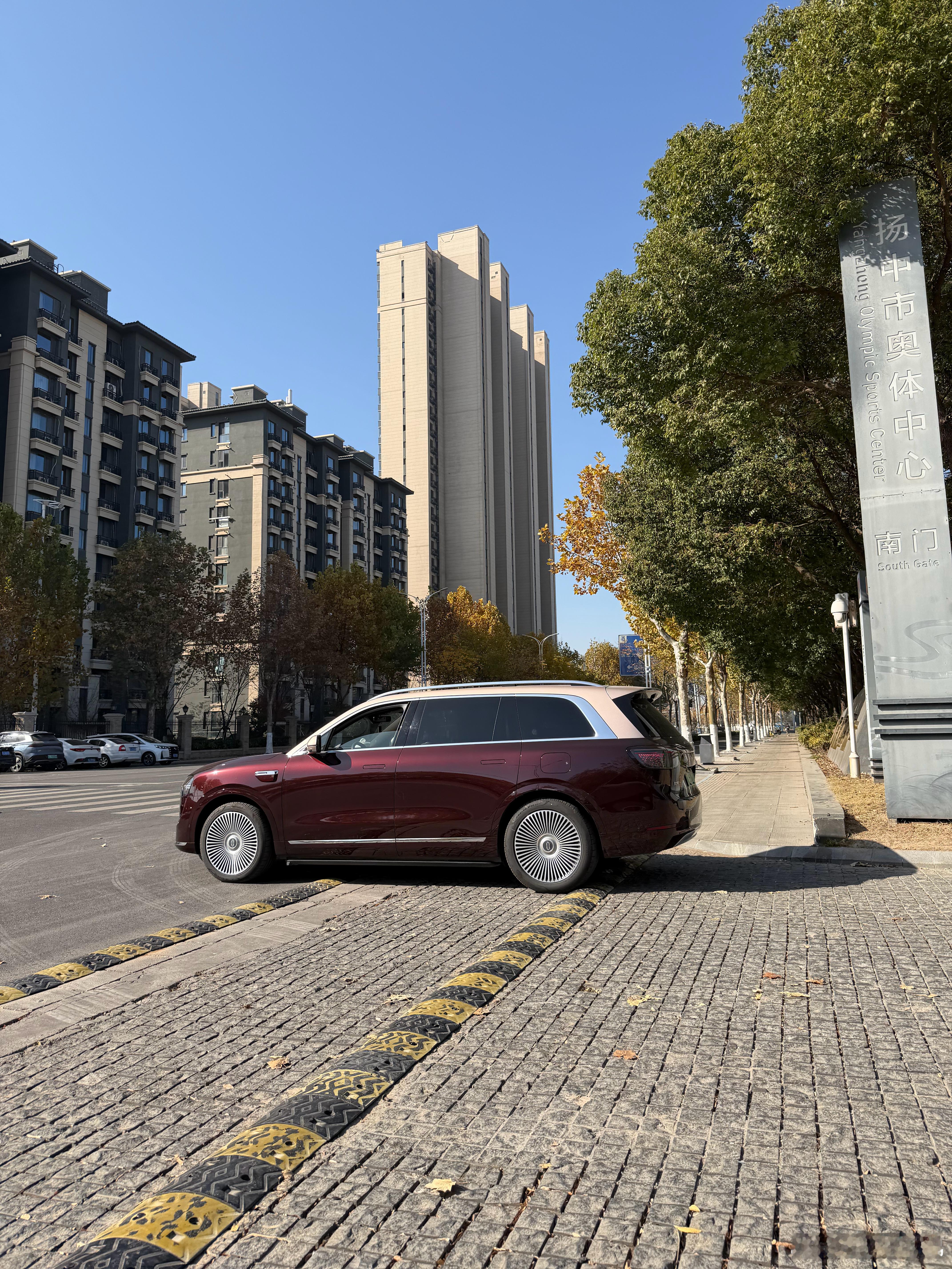 出门溜达路边看到一台问界M9，这紫红色的登味确实别有一番质感，让人实在忍不住多看