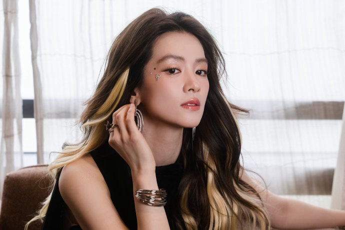 陈昊宇泡泡岛舞台陈昊宇也是在家门口唱上了 陈昊宇福州泡泡岛的音乐节舞台，全开麦声