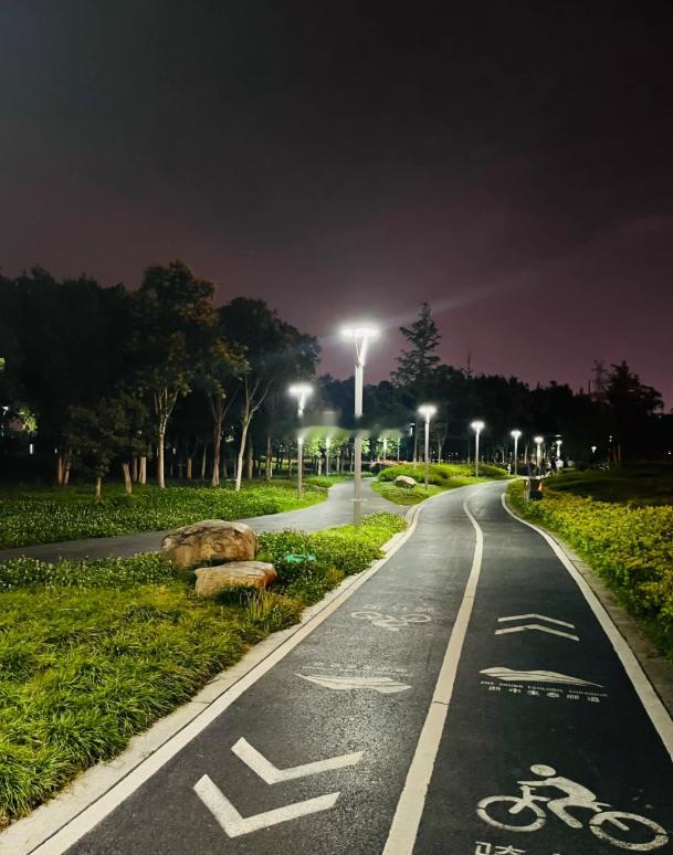 在公司复盘了一天，晚饭后在家旁边的绿道散步，微风习习，扭扭脖子，摆摆手臂，感觉一