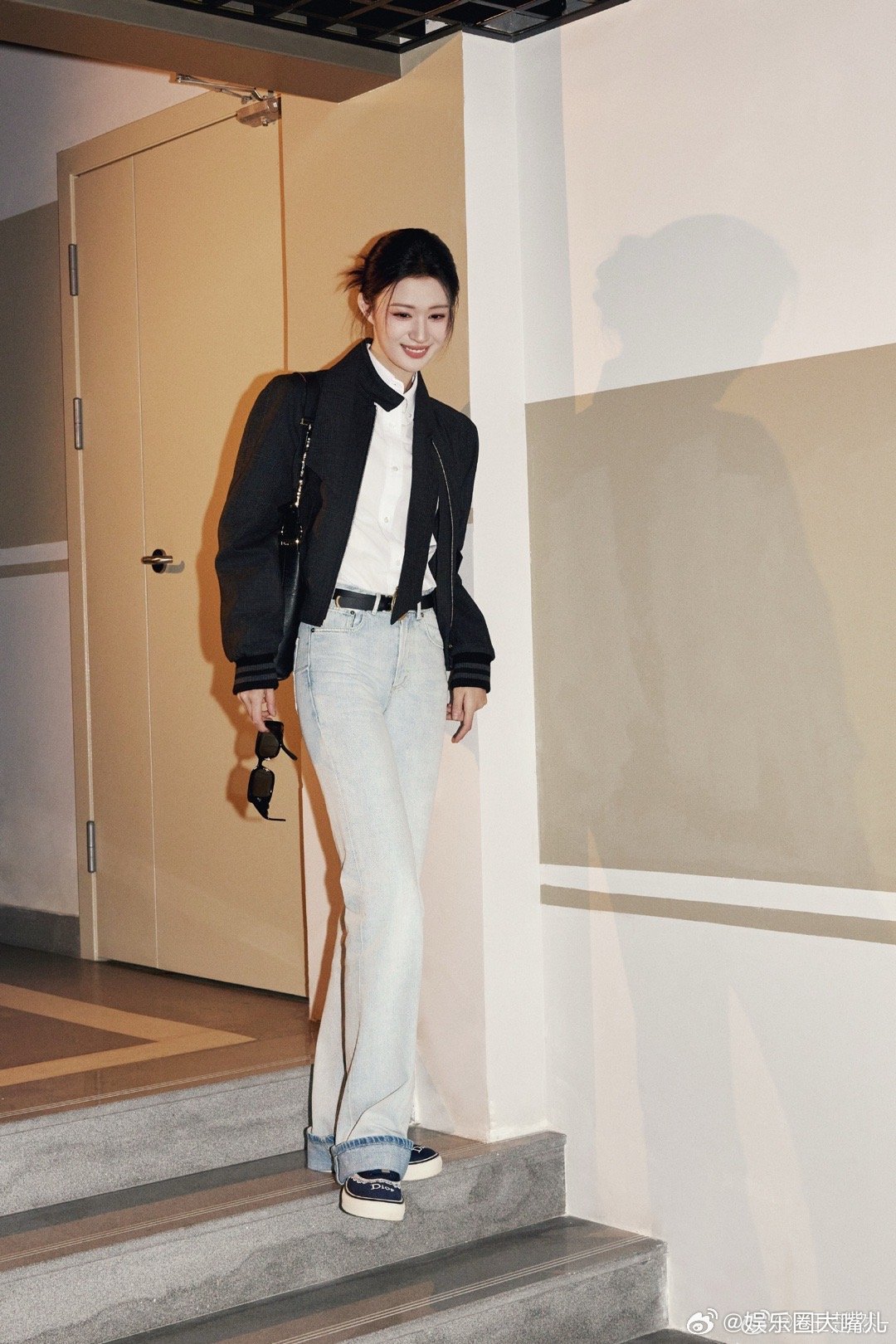 王楚然炸街我乖巧拎包 姐负责霸气外露，我负责低调跟随。王楚然这套造型太适合炸街了