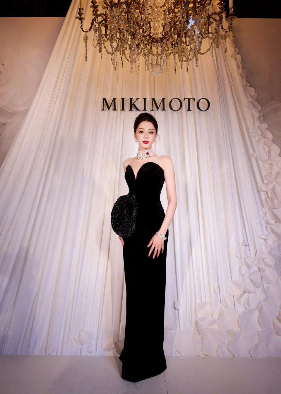迪丽热巴绽放恒久艺术之美迪丽热巴传承百年的匠心瑰宝 ​迪丽热巴 ​​​