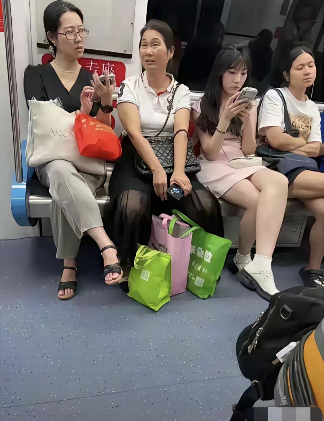 地铁上遇到的，她真的好美，想要到她的微信，该怎么开口？请大神指点！