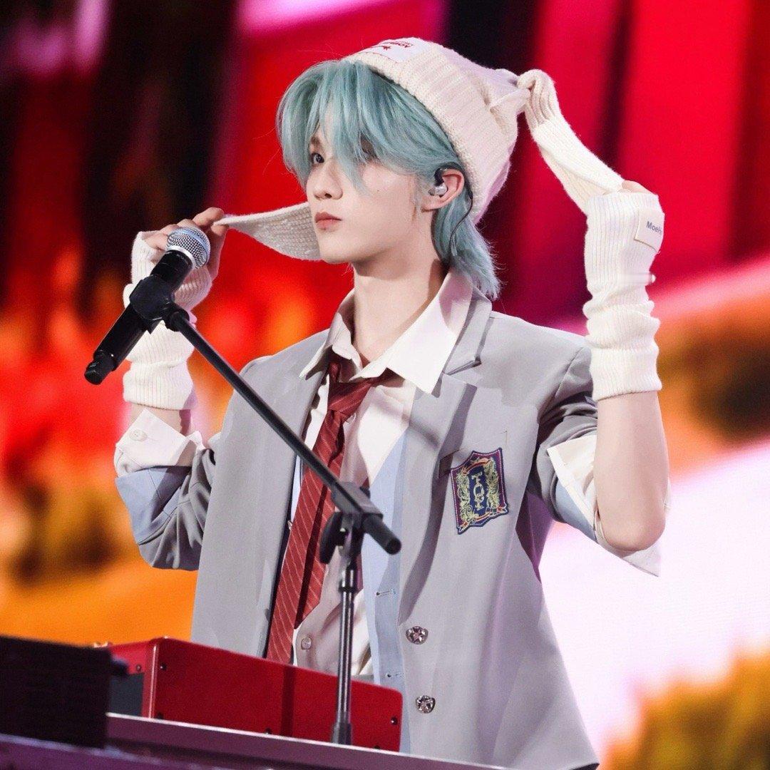 0000善良，是人性中最璀璨的光。它无需华丽的修饰，只是在每个平凡瞬间自然流露。