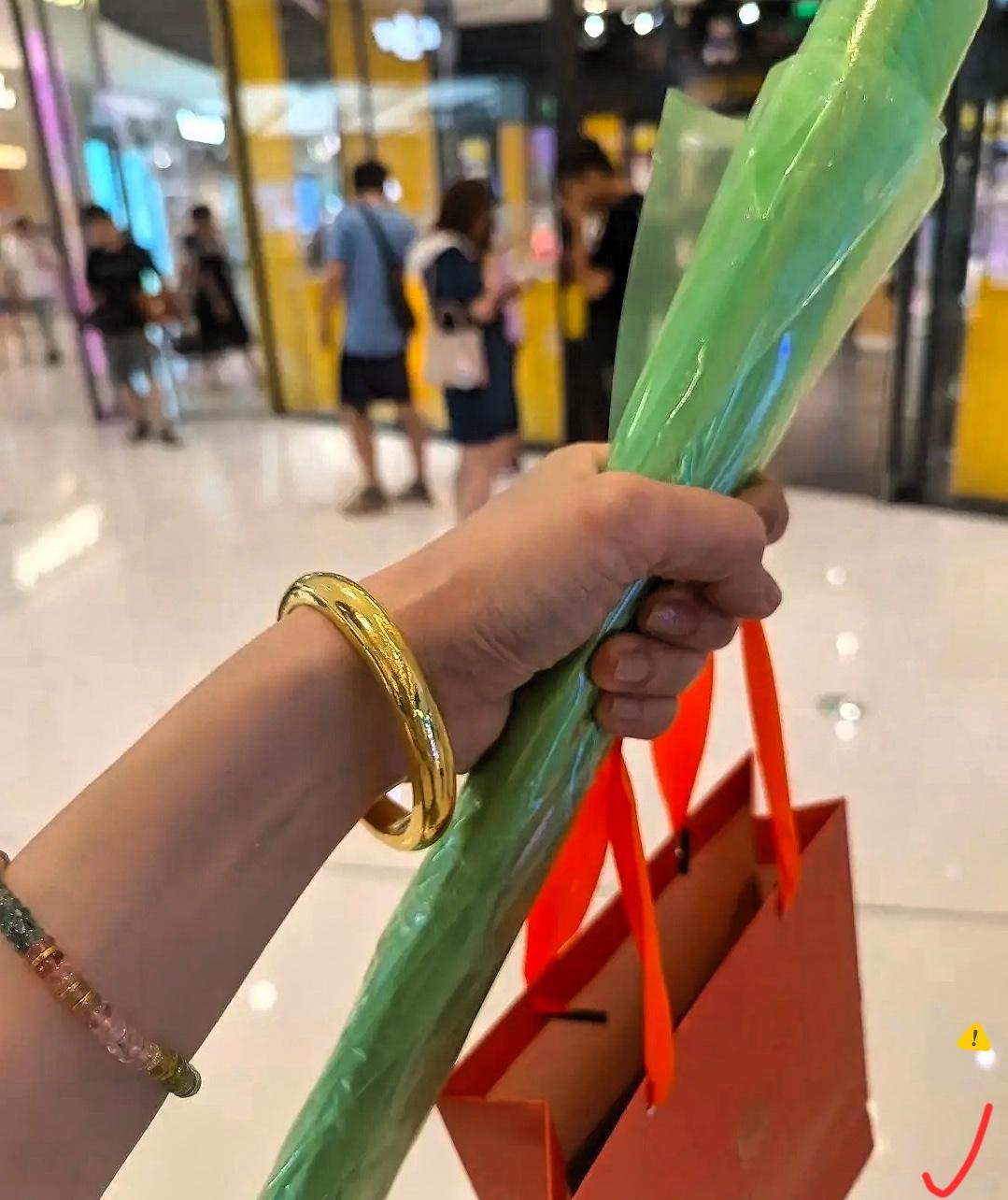 11月3日，
金价算是彻底乱套了！
一只100克的金镯子，随随便便
就是11万块