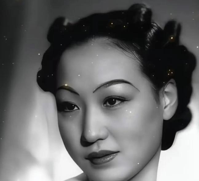 1945年深秋，特务把“北平李丽”塞进死囚牢时，上海滩都在往她脸上吐唾沫。老百姓