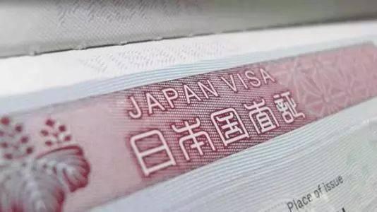 中国游客暴跌57.3%，日本还敢把签证费涨5倍，高市的难题来了。

日本签证费涨