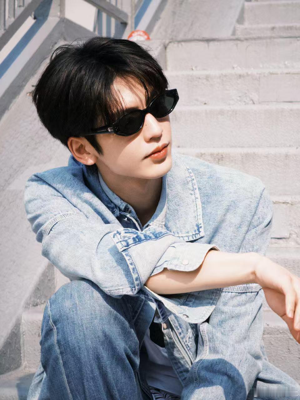 张凌赫人生镜头上新 黑色西装衬托出他的沉稳与贵气，而细节处的亮闪设计又增添了几分