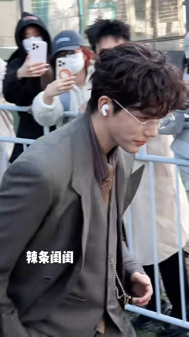 西装卷毛金丝眼镜好文明…王安宇你是来走秀的吗[抓狂][抓狂]王安宇喜人奇妙夜卷毛