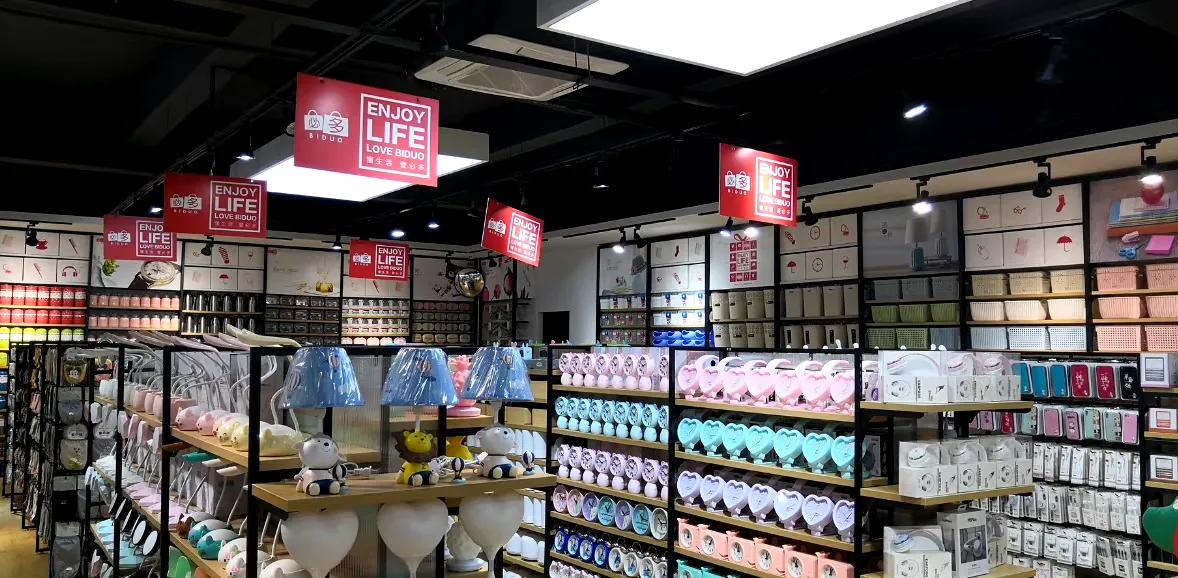 十元店成新宠，年轻人主打就是一个爱玩。继“刮刮乐”之后，如今的年轻人又再次迷上了