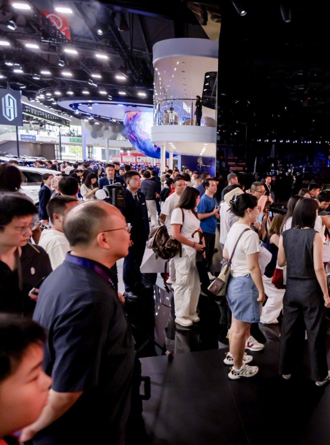 成都车展火爆程度 成都车展多款车型亮相超吸睛，谭乔亮相智界R7展位直播聊新车。他